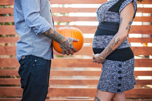 pregnant-couple-announcement-with-pumpkin